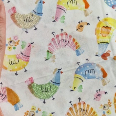 tecido branco com padrão colorido de galinhas e pintinhos