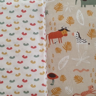 Dois tecidos lado a lado com padrões coloridos, um branco com formas pequenas e outro bege com animais e folhas.