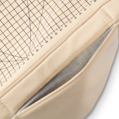 Bolsa bege de tecido com fecho e superfície com grade e números de medição