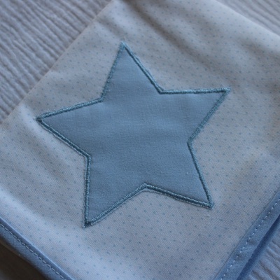 Manta branca com estrela azul e borda azul