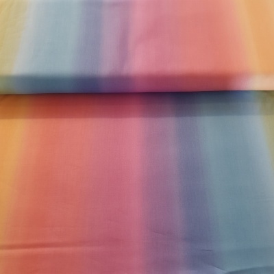 Tecido colorido com riscas verticais em degrade