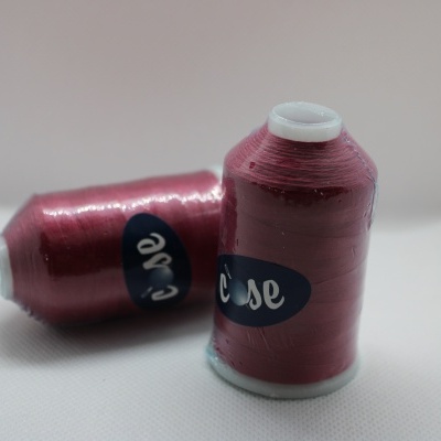 Dois cones de linha rosa metálico da marca Case sobre superfície branca