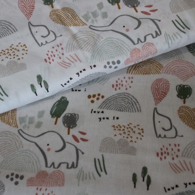 Tecido branco com padrão de elefantes coloridos e frase 'love you to'.
