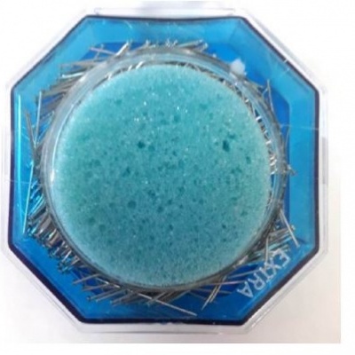 Esponja azul em embalagem octogonal azul com pregadores de metal