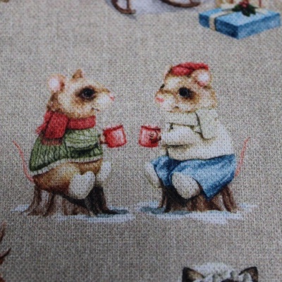 Estampa em tecido com dois ratinhos vestidos a beber chá