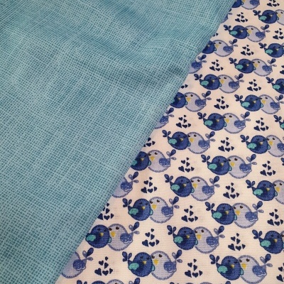 Tecidos azul turquesa texturizado e branco com padrão de pássaros azuis e corações azuis