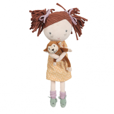 Boneca de tecido com vestido amarelo e cabelo castanho a segurar um macaco de peluche