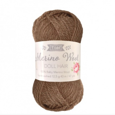 Novelo de lã Merino castanha com rótulo branco da marca Tilda