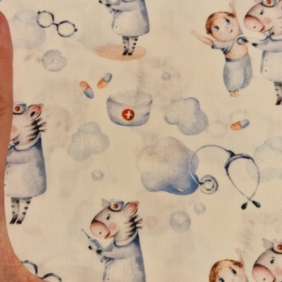 tecido estampado com temas médicos e personagens animados