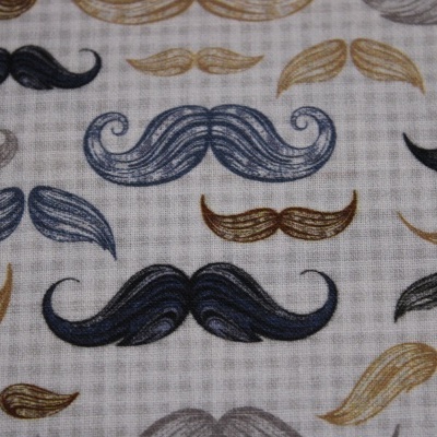 Tecido bege com padrão de bigodes coloridos