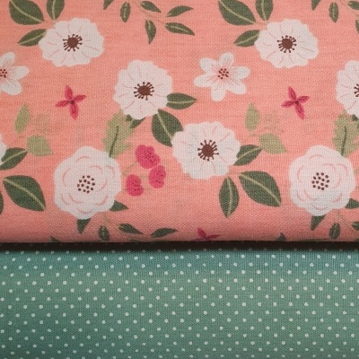 Tecido floral cor salmão e tecido verde com pontos brancos
