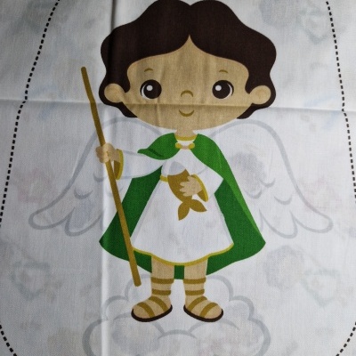 Estampa de anjo infantil com capa verde e túnica branca em tecido branco