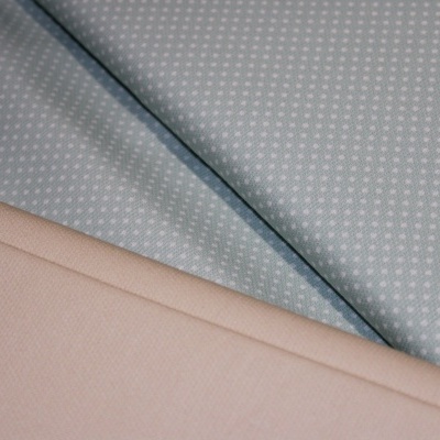 Tecidos azul claro com pontos brancos e tecido rosa claro
