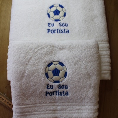 Toalhas brancas com bordado de bola de futebol e texto 