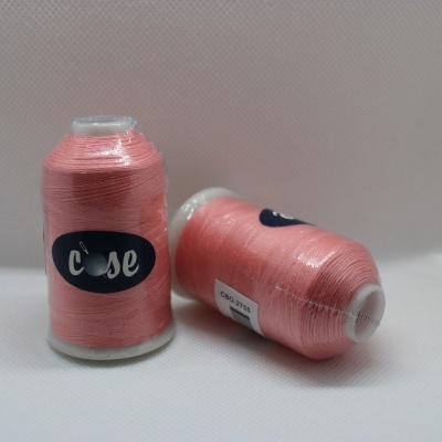 Dois cones de linha cor-de-rosa claro com etiquetas azuis e texto branco