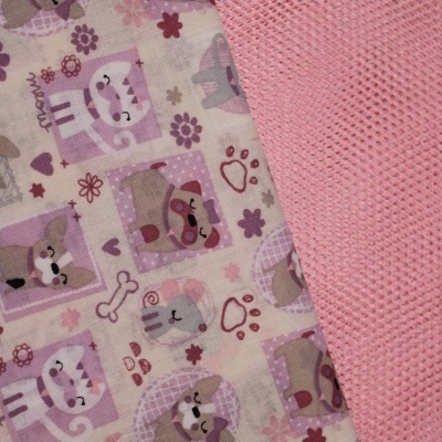 Dois tecidos, um rosa malha e outro bege com padrão de gatos e cães coloridos