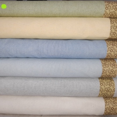 Seis tecidos empilhados de várias cores com etiquetas decorativas