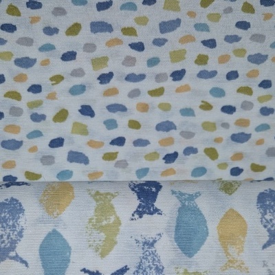 tecidos de algodão com padrões de peixes em tons azuis, verdes e amarelos