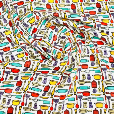 Tecido branco com padrão colorido de utensílios de cozinha