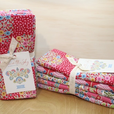 Tecidos dobrados estampados florais em várias cores com fita creme