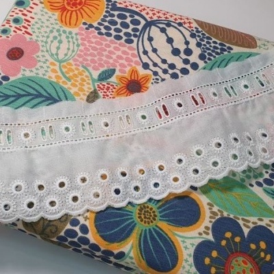 Tecido floral colorido com tira branca de bordado inglês