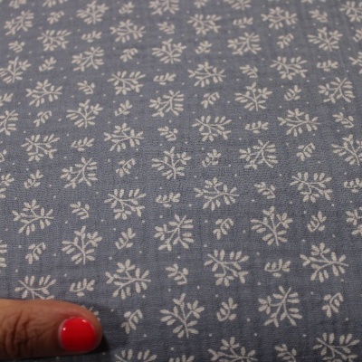 Tecido azul com padrão branco de pequenas flores
