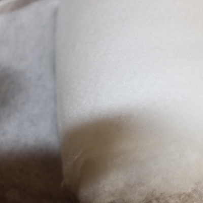 Rolo de material macio branco semelhante a algodão