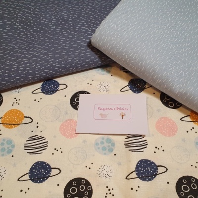 três tecidos com padrões diversos incluindo planetas e traços, cartão Rapinhas e Balonas