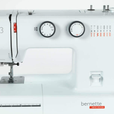 Máquina de costura Bernette b33 branca com botões e padrões de pontos