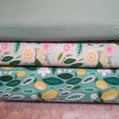 Três tecidos com padrões de bolinhas, flores e limões