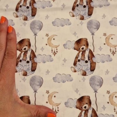 Tecido com padrão de ursos castanhos, balões, nuvens e luas
