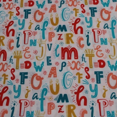 Pano com padrão de letras coloridas e decorativas sobre fundo branco.