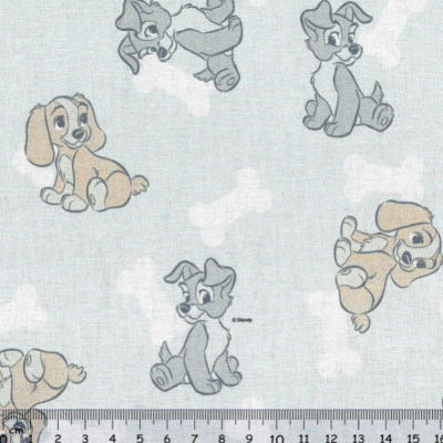 Tecido com padrão de cachorros desenhados e ossos em fundo claro