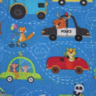 Tecido azul com padrão de carros coloridos e animais desenhados