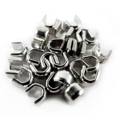 Peças metálicas pequenas em formato de U prateadas sobre fundo branco