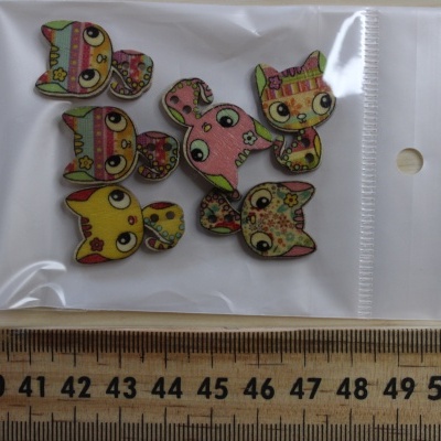 Botões decorativos em forma de gatos coloridos em saco plástico com régua em madeira