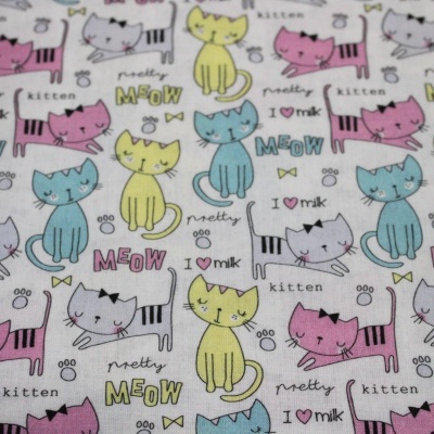 tecido branco com padrão de gatos coloridos e palavras como MEOW, pretty e kitten