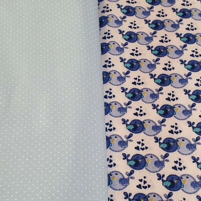 Dois tecidos lado a lado, azul claro com pontos e branco com pássaros azuis