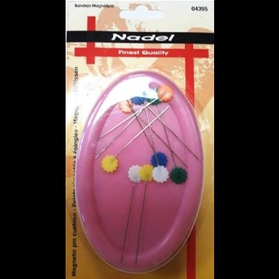 Alfinetes coloridos numa bandeja magnética rosa com embalagem marcada 