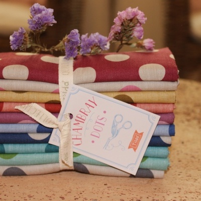 Conjunto de tecidos de algodão com padrão de bolas brancas e etiqueta CHAMBRAY DOTS