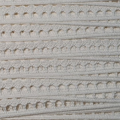 tecido branco de malha com padrão em linhas horizontais e recortes