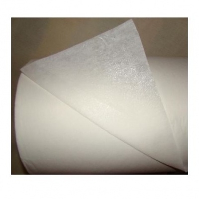 Folha branca translúcida sobre superfície curva branca