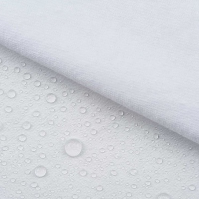 tecido branco com gotas de água na superfície