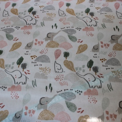 Tecido branco com padrão de elefantes e folhas coloridas