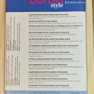 Embalagem azul de papel para cópia Burda Style com texto informativo multilíngue