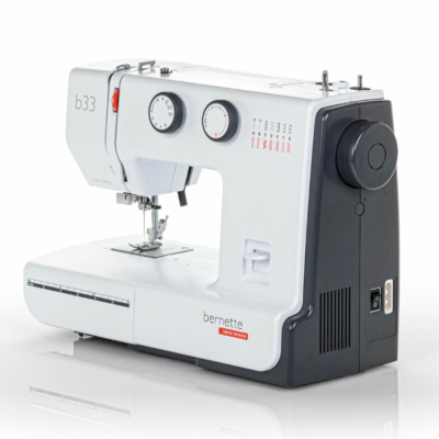 Máquina de costura branca bernette b33 com dois botões e roda manual