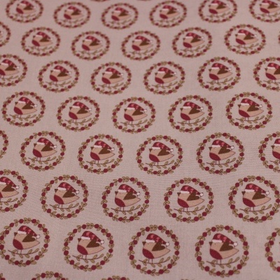 Tecido bege com padrão repetitivo em círculos com figura vermelha e branca e anel floral vermelho