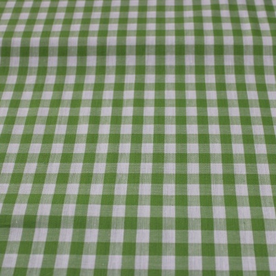 tecido xadrez verde e branco sobre superfície plana