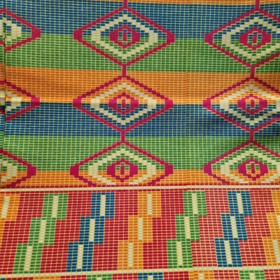 Tecido colorido com padrão geométrico de losangos e rectângulos