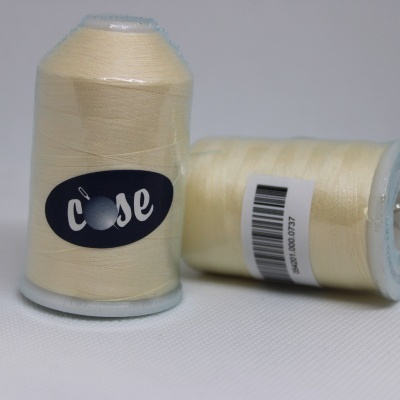 Dois carretéis de linha bege clara com etiquetas e código de barras